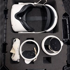 Meta Quest 2 VR Headset + Controllers + Case-Mate Hard Case
